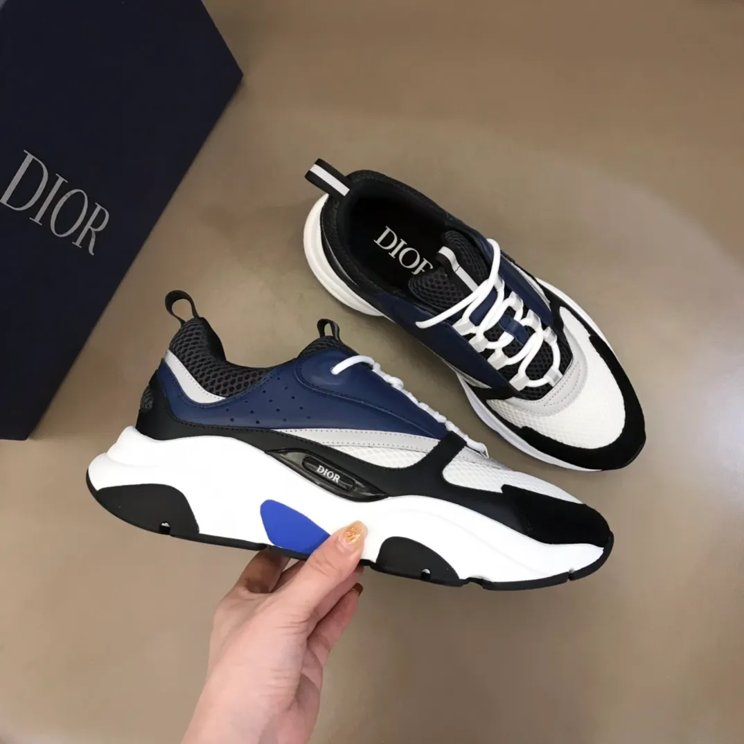 Factory price: 480💰 ◾️▫️Dior D®️ x 🆕 (high version) B22 men's jogging fashion sneakers, this single product draws inspiration from retro jogging shoes. It adopts a thick low-top design, with an upper made of black cow leather and mesh fabric, and a black and white engraved rubber sole. Black mesh fabric tongue and heel counters complement black laces, with an embossed "Di~r" logo embellishment on the side. These sneakers can be mixed and matched with a classic suit for a sporty chic look! Size: 39-45 (38, 46 can be customized)